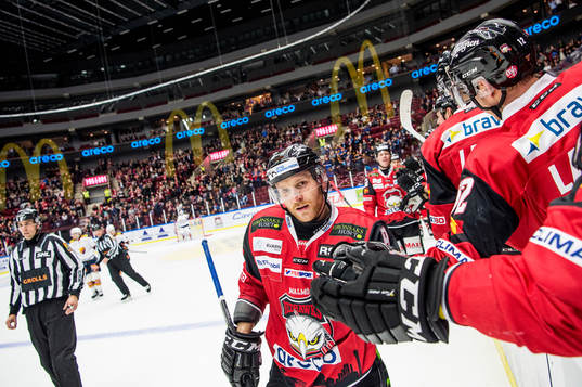 Malmö Redhawks Frederik Storm jublar med lagkamraterna