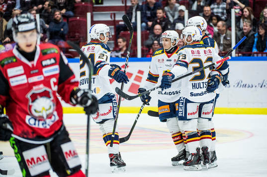 Djurgårdens Marcus Högström jublar med lagkamraterna