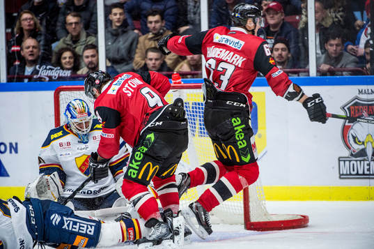 Malmö Redhawks Frederik Storm på väg att göra 3-1 med