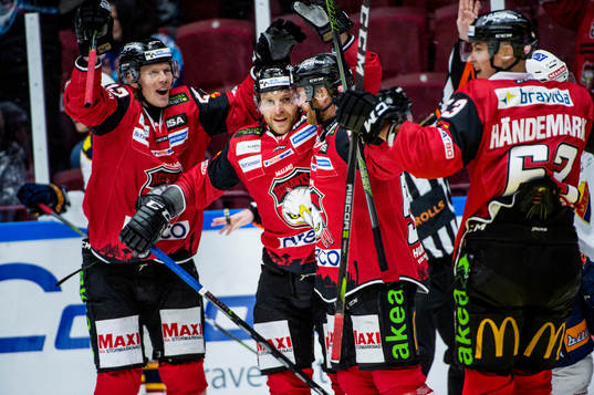 Malmö Redhawks Frederik Storm jublar med lagkamraterna
