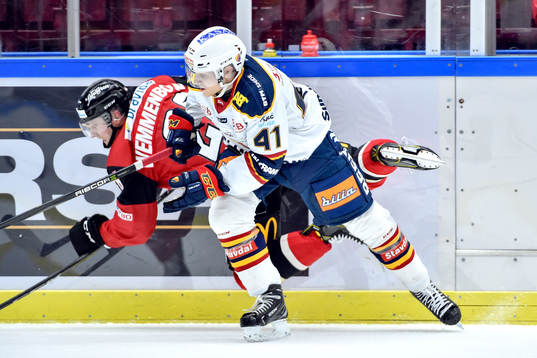 Djurgårdens Alexander Falk trycker till Malmö Redhawks