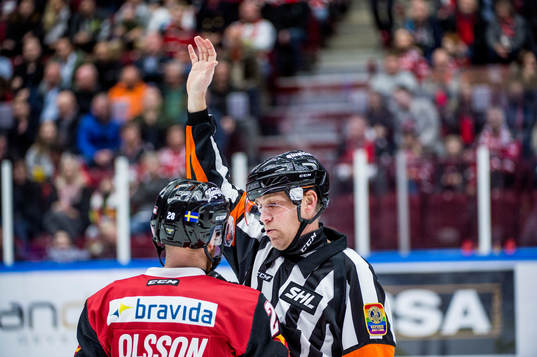 Malmö Redhawks Jens Olsson i samtal med domaren Morgan