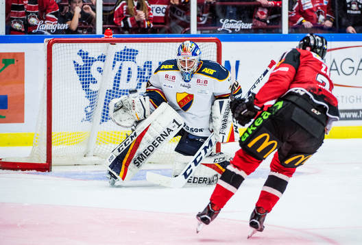Malmö Redhawks Daniel Zaar med skjuter skott på