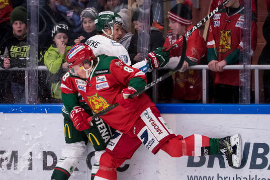 Moras Robin Johansson tacklar Frölundas Sebastian