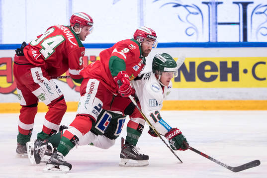 Frölundas Max Friberg och Moras Andrew Rowe och Sebastian
