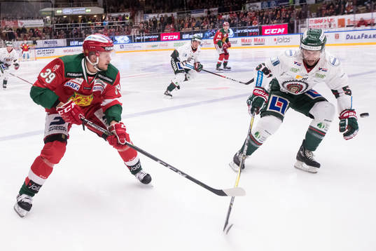 Moras Jacob Nilsson och Frölundas Jonathan Sigalet  i