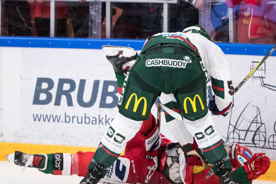 Frölundas Frölundas Mike Weber tacklar Moras Michael Haga