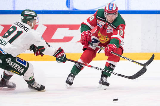Moras Emil Aronsson och Frölundas Ryan Lasch  i