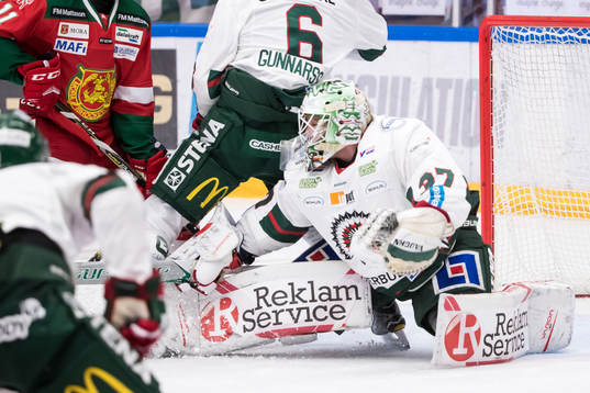 Frölundas målvakt Johan Gustafsson  i ishockeymatchen i