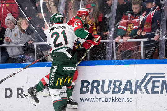Frölundas Christoffer Ehn  tacklar Moras Matt Bailey  i
