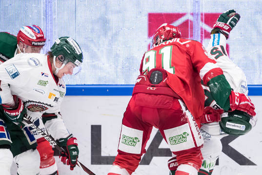 Moras Jacob Lagacé och Frölundas Matt Donovan  i