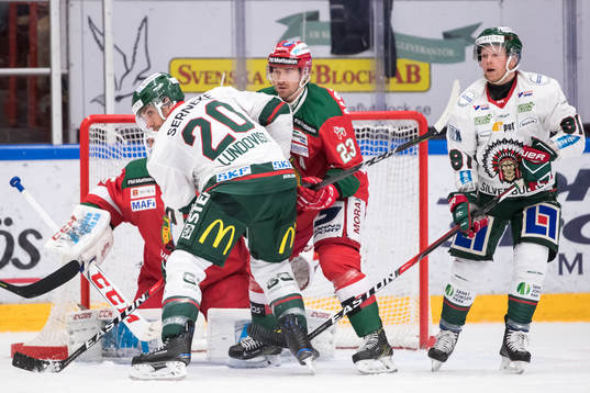 Frölundas Joel Lundqvist framför Moras målvakt Christian