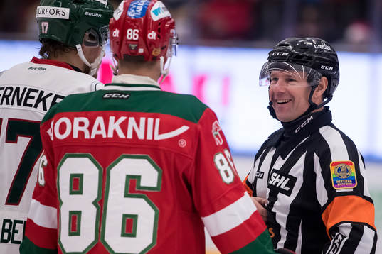 Domare Wolmer Edqvist i ishockeymatchen i SHL mellan Mora