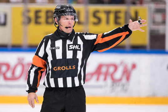 Domare Wolmer Edqvist i ishockeymatchen i SHL mellan Mora