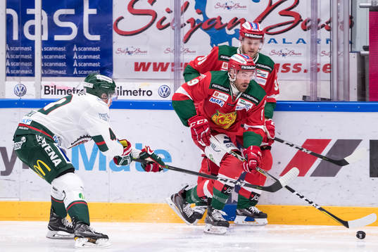Moras Andrew Rowe och Frölundas Joel Mustonen  i