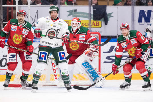 Frölundas Joel Lundqvist framför Moras målvakt Christian