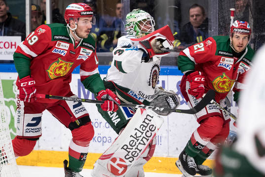Moras John Persson och Frölundas målvakt Johan Gustafsson