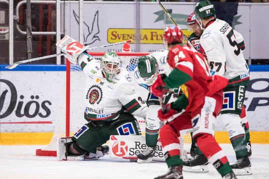 Frölundas målvakt Johan Gustafsson  i ishockeymatchen i