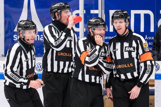 Linjedomare Andreas Lunden, David Laksola och domare Wolmer