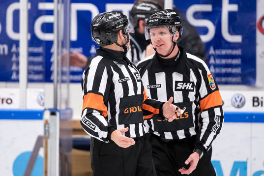 domare Wolmer Edqvist och Daniel Winge i ishockeymatchen i