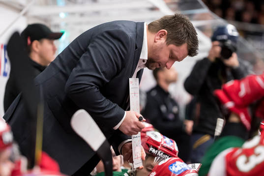Moras tränare Mattias Karlin  i ishockeymatchen i SHL