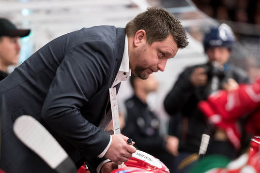Moras tränare Mattias Karlin  i ishockeymatchen i SHL