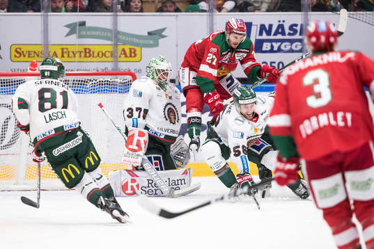 Moras Matt Bailey framför Frölundas målvakt Johan