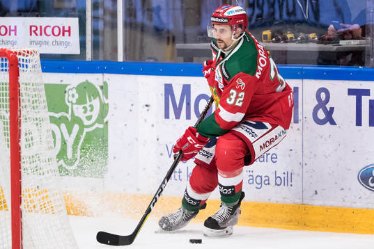 Moras Daniel Grillfors  i ishockeymatchen i SHL mellan Mora