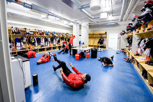 Örebros spelare värmer upp före ishockeymatchen i SHL