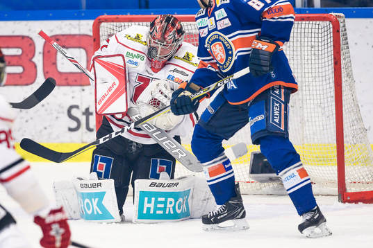 Örebros målvakt Eero Kilpeläinen får en puck på masken