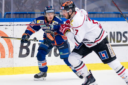 Växjös Adam Brodecki jagar Örebros Alexander Hellström