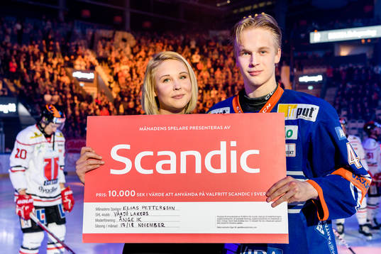 Växjös Elias Pettersson tar emot en check från Scandics