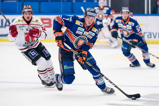 Växjös August Nilsson jagas av Örebros Glenn Gustafsson