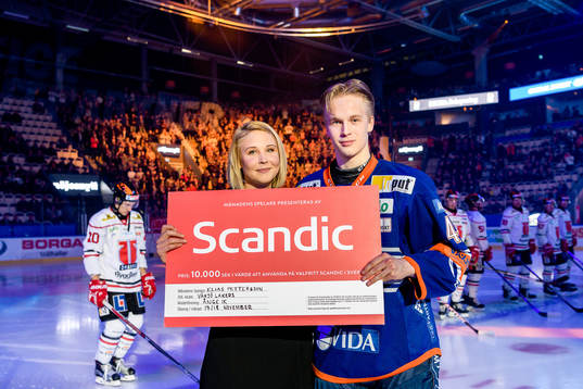 Växjös Elias Pettersson tar emot en check från Scandics