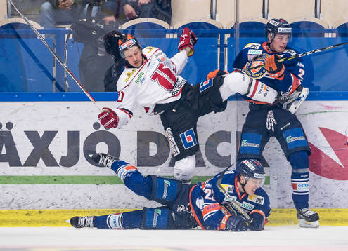 Örebros Marcus Weinstock tacklas av Växjös August Nilsson