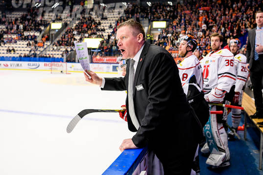 Örebros tränare Niklas Sundblad skriker på domaren