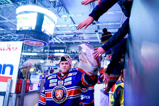 Växjös målvakt Viktor Andrén jublar med fansen
