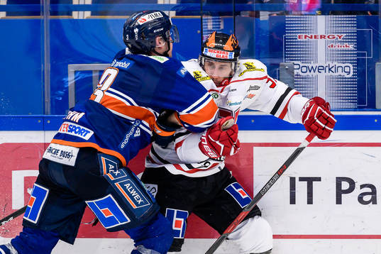 Växjös Oliver Bohm tacklar Örebros Gustav Franzén