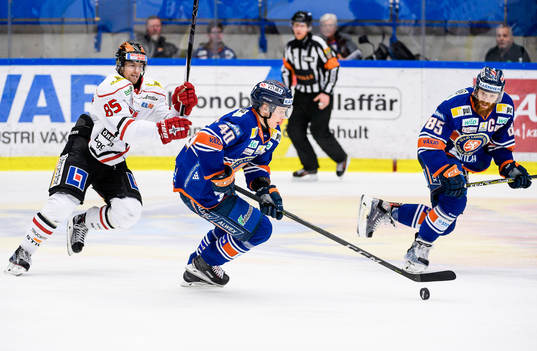 Växjös Elias Pettersson jagas av Örebros Kalle Olsson