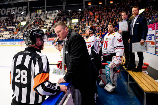 Örebros tränare Niklas Sundblad pratar med Domare Mikael