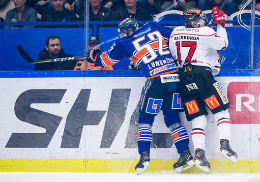Växjös Arvid Lundberg tacklar Örebros Daniel Viksten