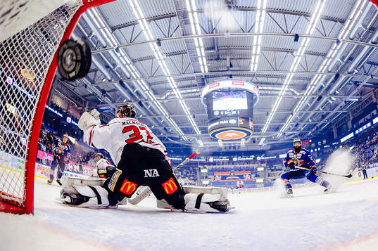 Växjös Jonas Röndbjerg skjuter pucken i mål bakom