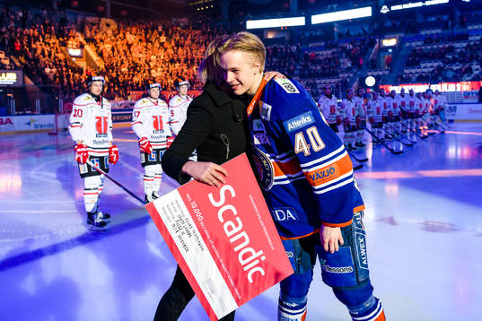 Växjös Elias Pettersson tar emot en check från Scandics