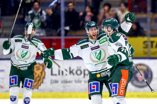 Färjestads Rasmus Asplund jublar med lagkamrater