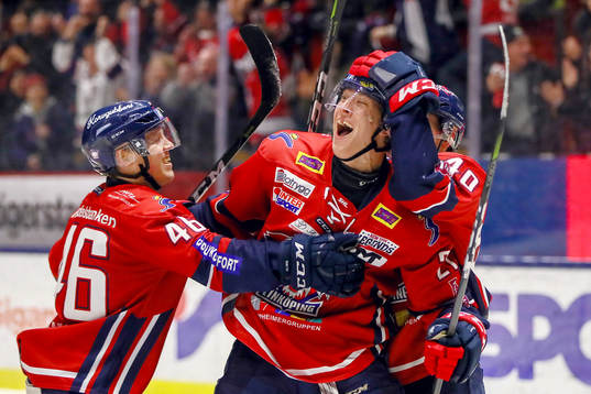 Linköpings Emil Sylvegård jublar med lagkamrater