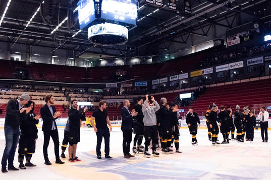 Brynäs spelare tackar publiken