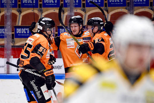 Karlskronas Joseph Jonsson jublar med lagkamrater