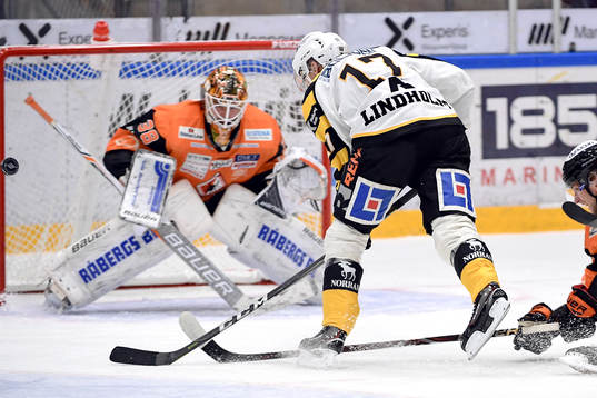 Skellefteås Pär Lindholm oroar framför Karlskronas