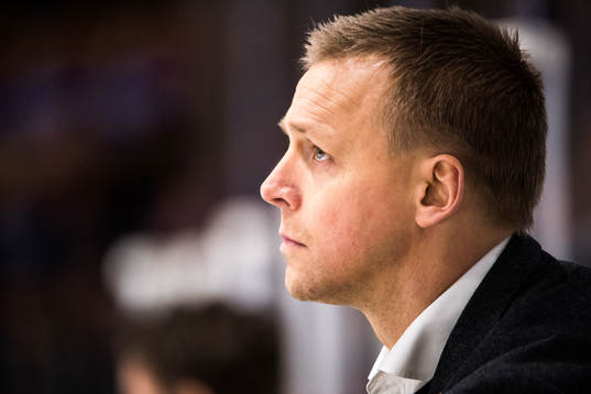 Skellefteås tränare Stefan Klockare deppar