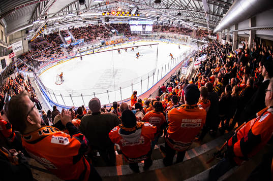 NKT arena invändigt med Karlskrona supportrar